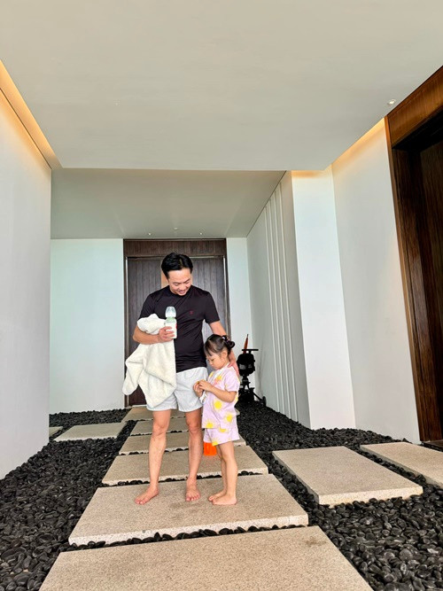 Khi rảnh rỗi, nam doanh nhân chăm sóc và chơi với các con.