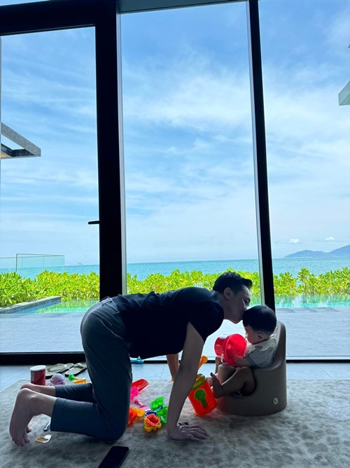 Nam doanh nhân hôn trán con trai cưng.