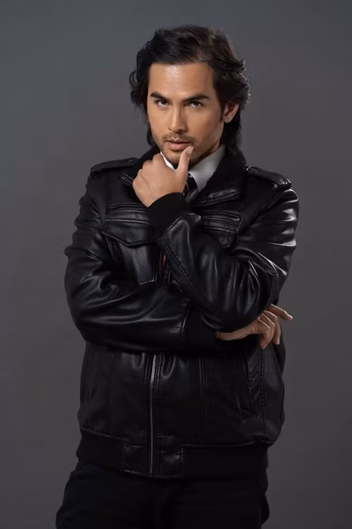 Mới đây, siêu mẫu Đức Tiến qua đời ở tuổi 44. "Tiến đến nhà một người bạn chơi dịp cuối tuần. Anh đang đứng gọt trái cây thì bất ngờ ngã ra đất. Mọi người nhanh chóng đưa vào bệnh viện cấp cứu nhưng bác sĩ báo không qua khỏi", Mai Thu Huyền chia sẻ trên Vietnamnet. Ảnh: FBNV.