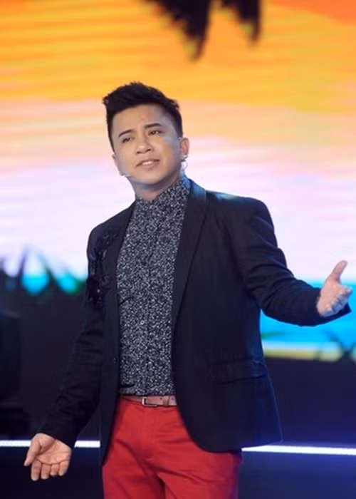 Ca sĩ Quang Toàn bị đột quỵ ngày 31/1/2022 ở sân bay Los Angeles, Mỹ. Nam ca sĩ sau đó qua đời ở tuổi 45. Ảnh: VOV.