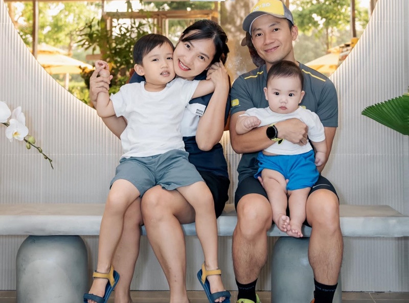 Mới đây, khi Tiến Đạt có tên trong danh sách dàn nghệ sĩ tham gia Anh trai vượt ngàn chông gai, Thụy Vy công khai ủng hộ chồng thi gameshow.