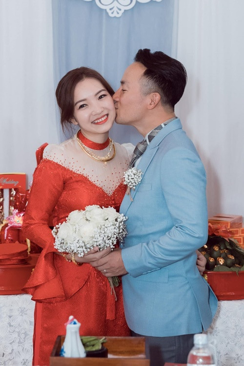 Tiến Đạt hôn vợ kém tuổi trong đám cưới.