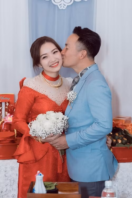 Tiến Đạt hôn vợ kém tuổi trong đám cưới.