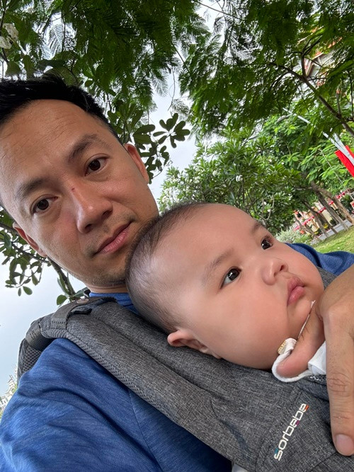 Tiến Đạt khéo chăm sóc các con nhỏ.