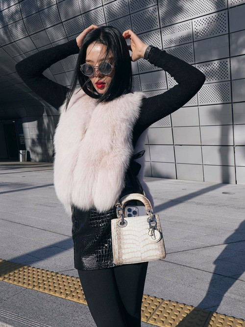 Tháng 11/2023, chia sẻ trên Tiền Phong, Lệ Quyên cho biết, cô động viên chồng cũ tìm một người thật tốt để gắn bó. “Anh cứ lãng tử đa tình, phiêu diêu mây gió quá thì những phụ nữ nghiêm túc họ sẽ sợ. Tôi vẫn hay trêu ba của con mình như vậy. Cả hai vẫn thương nhau vì có cả 10 năm bên nhau, xây dựng, vượt qua khó khăn", Lệ Quyên tâm sự. Ảnh: FBNV.