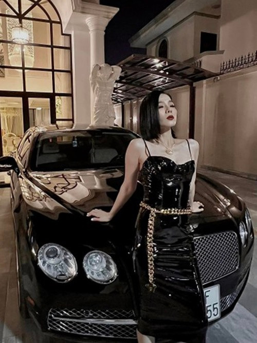 Cuối năm 2020, Lệ Quyên tậu xe hơi hơn 5 tỷ đồng. Ảnh: FBNV.