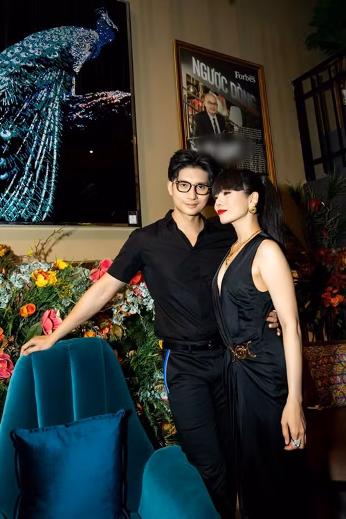 Lệ Quyên hẹn hò người mẫu Lâm Bảo Châu vào cuối năm 2020. Mối tình này trở thành đề tài bàn tán của dư luận bởi Lâm Bảo Châu kém Lệ Quyên đến 12 tuổi cũng như cả hai có sự chênh lệch về độ nổi tiếng. Ảnh: FBNV.