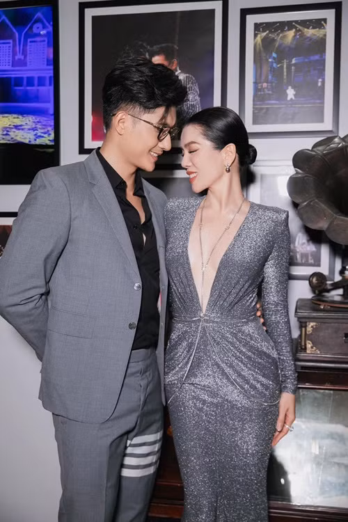 Lệ Quyên và Lâm Bảo Châu không bận tâm đến những ý kiến trái chiều từ cư dân mạng. Hiện tại, mối quan hệ của cặp đôi mặn nồng không kém thời mới yêu. Ảnh: FBNV.