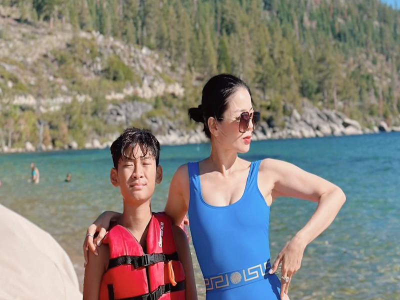 Nữ ca sĩ thường đưa bé Kỳ Anh đi nghỉ dưỡng, đưa đón đi học. Ảnh: FBNV.