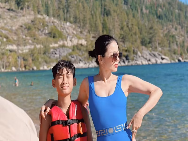 Nữ ca sĩ thường đưa bé Kỳ Anh đi nghỉ dưỡng, đưa đón đi học. Ảnh: FBNV.