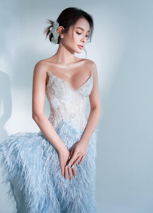 Trên trang cá nhân, Phương Trinh Jolie vừa lên tiếng về ồn ào chê ngoại hình của Á hậu Hương Ly. Cô bày tỏ: "Trinh nhận ra lỗi của Trinh là người quá khắt khe với bản thân, luôn tự kỷ ám thị bản thân về vóc dáng, nên trong phút chốc đã không kiểm soát được chính lời nói của mình đã làm tổn thương người khác".