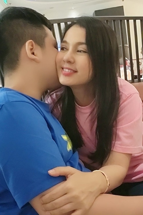 Con trai Việt Trinh được làm tiểu phẫu nốt ruồi rồi sinh thiết. May mắn, đó là nốt ruồi lành tính.