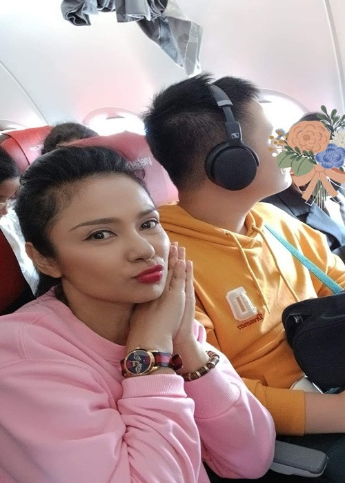 Ít ngày trước, Việt Trinh đính chính thông tin về con trai. Cụ thể, nữ diễn viên cho biết, con trai cô có một nốt ruồi lớn, gồ ghề và không đều màu ở sau lưng. Bác sĩ suy đoán có thể đó là dấu hiệu của ung thư da.