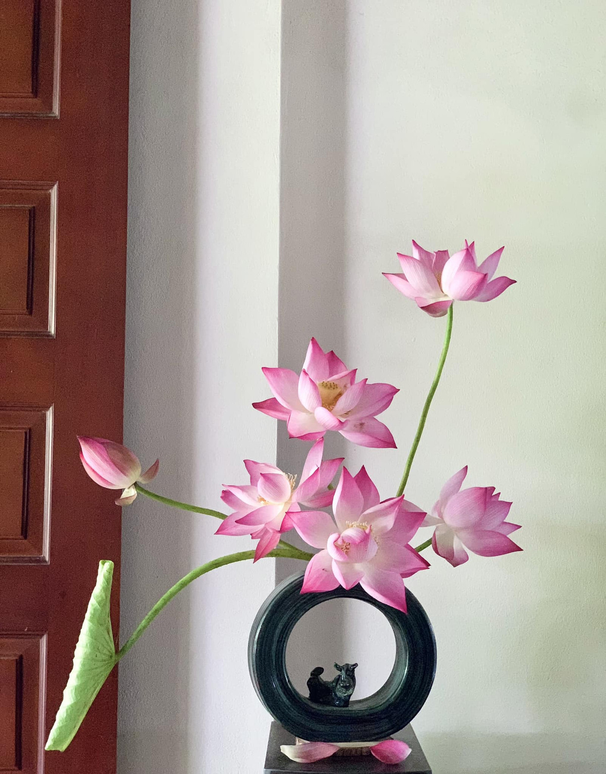 Nếu thích sáng tạo các chị em có thể thử cắm những bình hoa nghệ thuật như này. Ảnh: Hong Ha