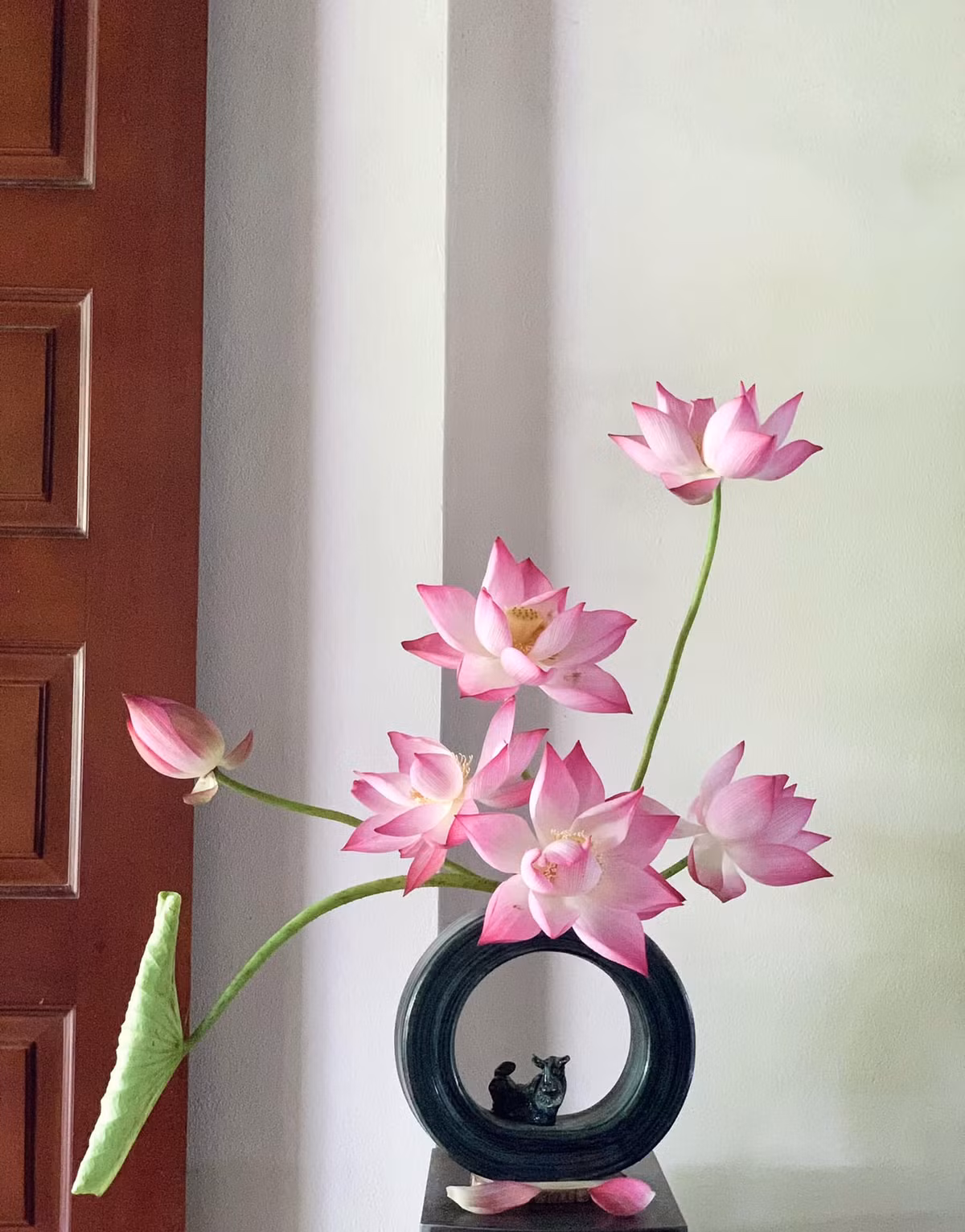 Nếu thích sáng tạo các chị em có thể thử cắm những bình hoa nghệ thuật như này. Ảnh: Hong Ha