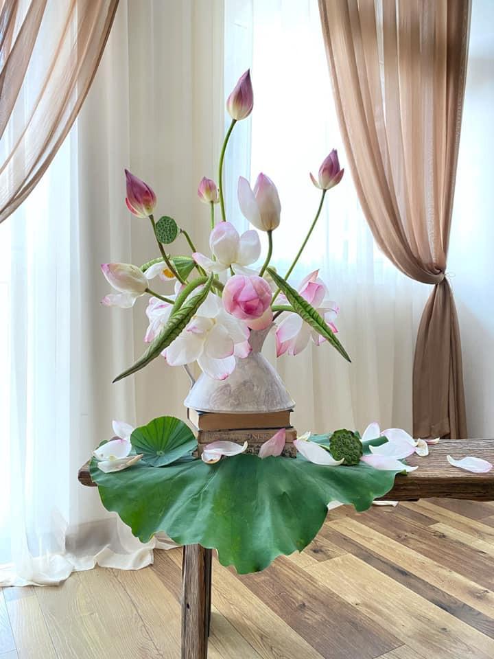 Một chút phá cách khiến bình sen trở nên ấn tượng hơn. Ảnh: Nguyễn Oanh