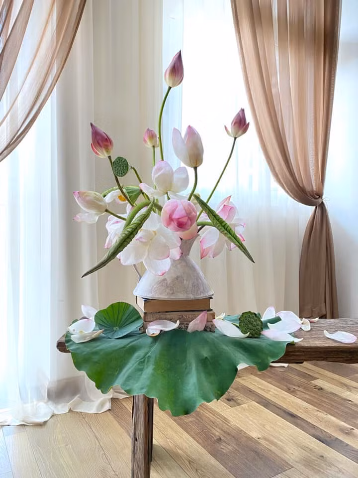 Một chút phá cách khiến bình sen trở nên ấn tượng hơn. Ảnh: Nguyễn Oanh