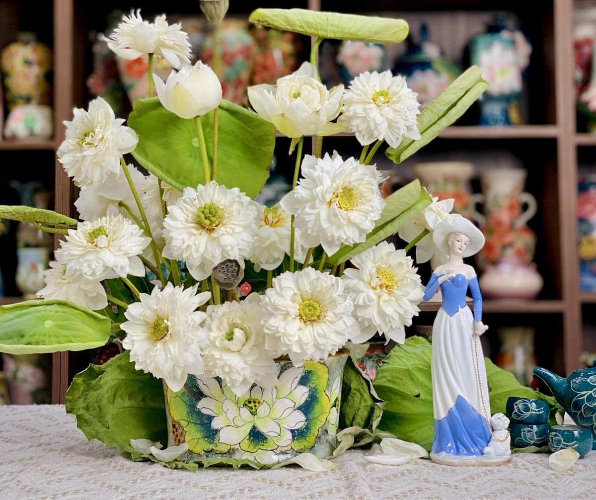 Dù đã nở bung nhưng những bông sen vẫn mang một vẻ đẹp đầy cuốn hút. Ảnh: Khánh Vân