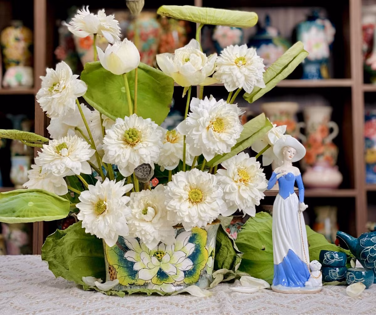 Dù đã nở bung nhưng những bông sen vẫn mang một vẻ đẹp đầy cuốn hút. Ảnh: Khánh Vân