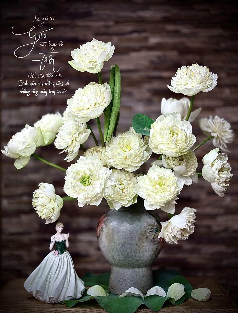 Chỉ cần khéo léo một chút là các chị em sẽ có ngay một bình sen ai nhìn mê. Ảnh: Lan Nguyen