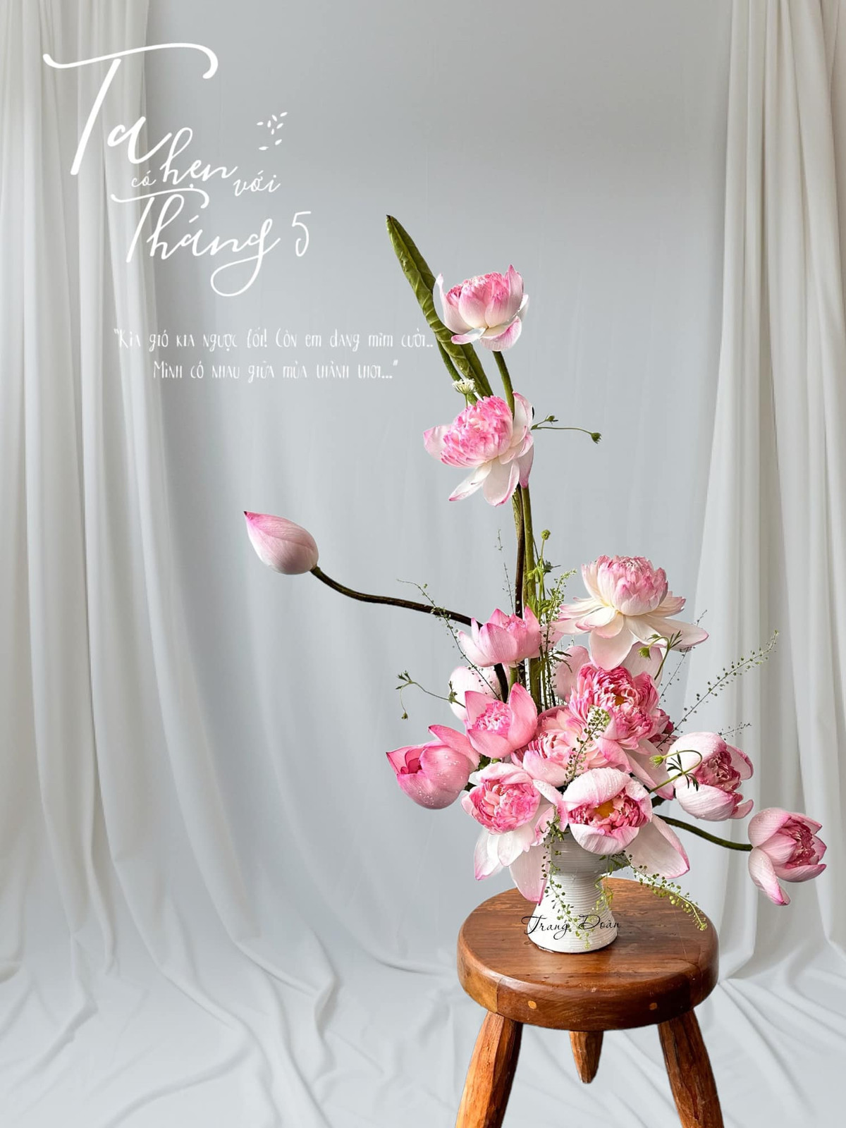 Một bình sen được cắm cầu kỳ thể hiện sự tinh tế của người cắm. Ảnh: Trang Đoàn