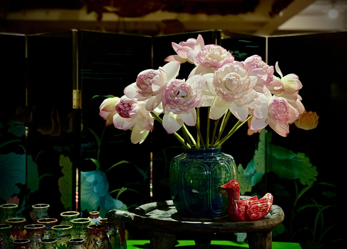 Bình hoa sen cắm đơn giản theo cách "thả bình" nhưng vẫn đẹp tinh tế. Ảnh: Tran Ly