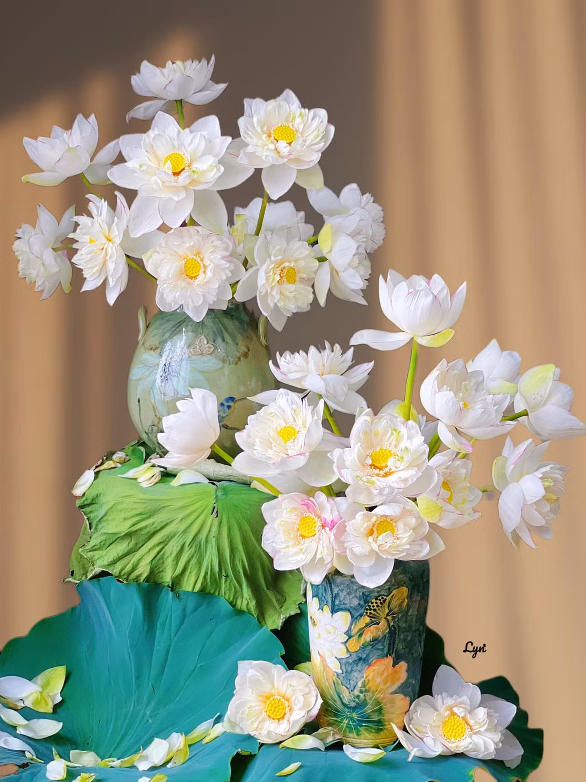 Những bình sen làm sáng bừng cả một góc nhà. Ảnh: Dư Thị Thuỳ Linh