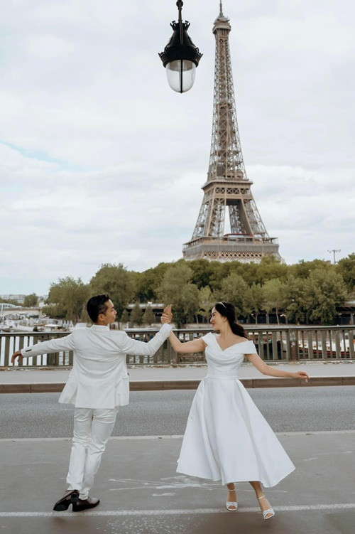 Trong bộ ảnh cưới, cặp đôi khiêu vũ trên đường phố.