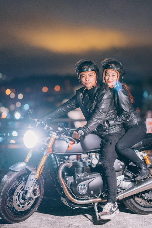 Cặp đôi thường xuyên sử dụng xe sang khi di chuyển. Đối với Phan Hiển, do thích môtô, anh được Khánh Thi mua tặng xe hơn 1 tỷ đồng.