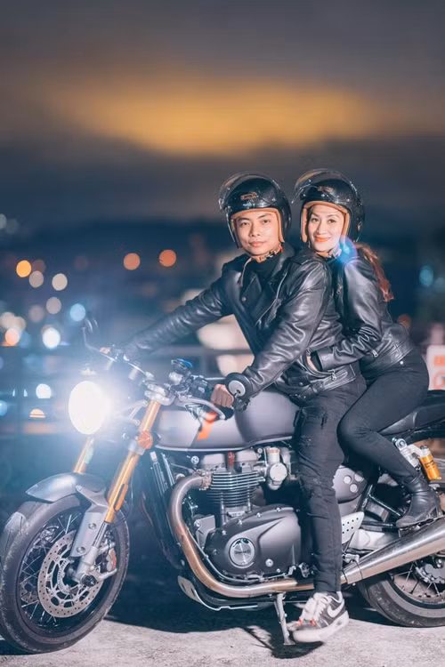 Cặp đôi thường xuyên sử dụng xe sang khi di chuyển. Đối với Phan Hiển, do thích môtô, anh được Khánh Thi mua tặng xe hơn 1 tỷ đồng.