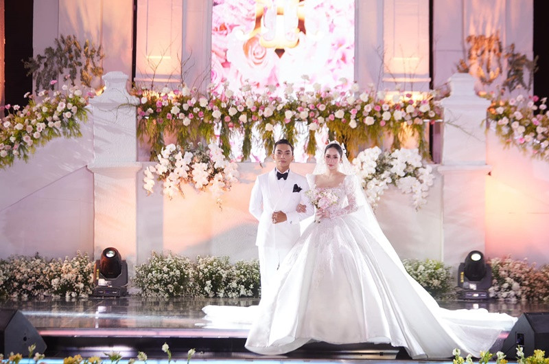 Tháng 12/2022, Khánh Thi và Phan Hiển tổ chức đám cưới xa hoa, có 1.000 khách mời.