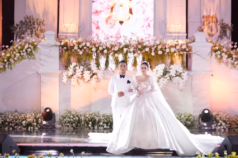 Tháng 12/2022, Khánh Thi và Phan Hiển tổ chức đám cưới xa hoa, có 1.000 khách mời.