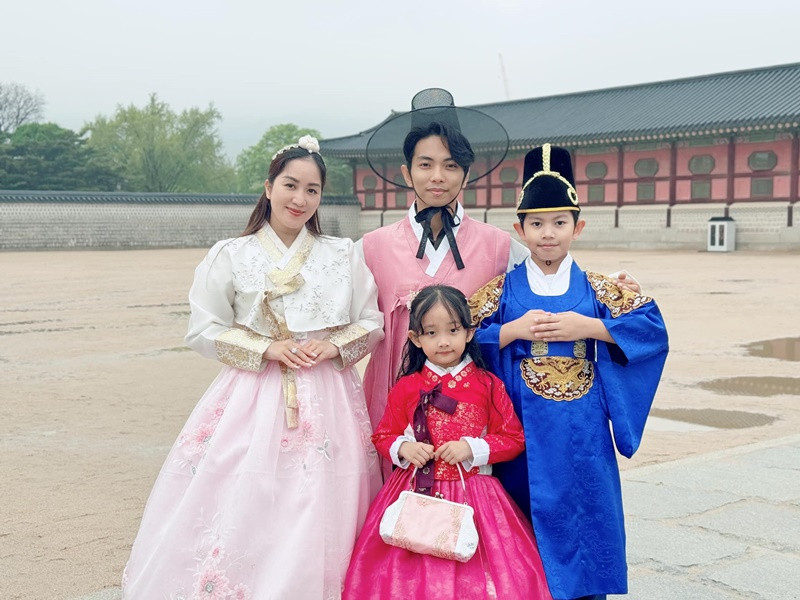 Vợ chồng Khánh Thi du lịch nhiều nơi.