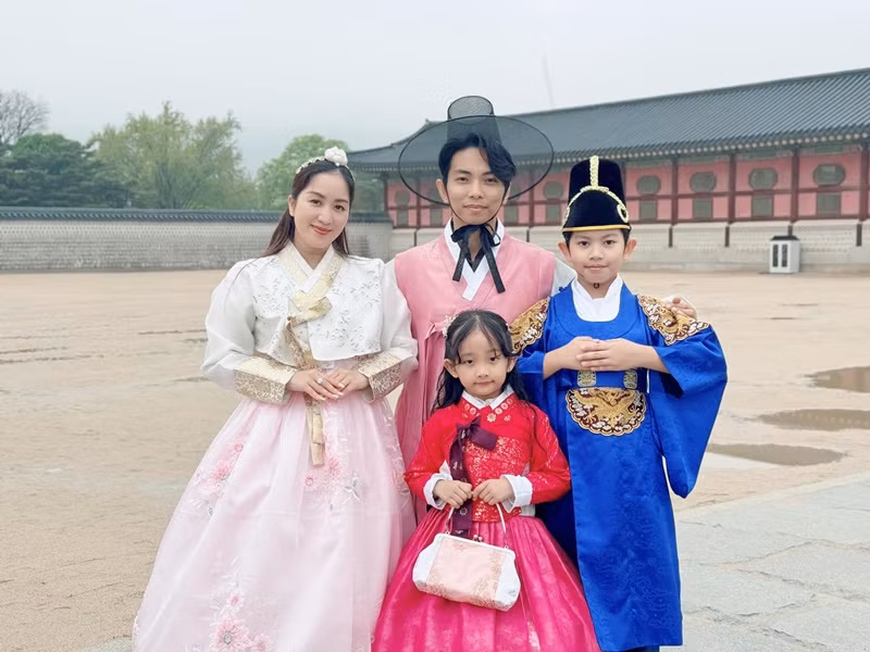 Vợ chồng Khánh Thi du lịch nhiều nơi.