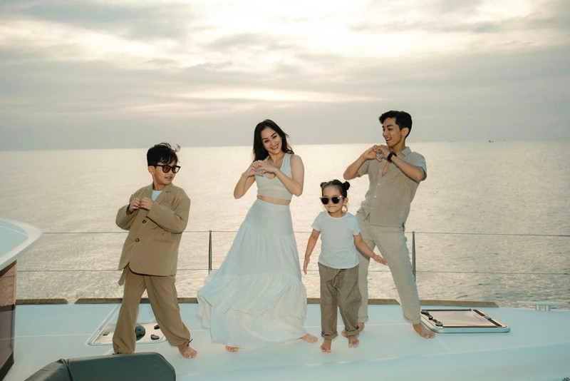 Khánh Thi - Phan Hiển nghỉ dưỡng trên thuyền trong một chuyến đi biển.