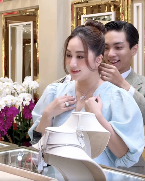 Khánh Thi được Phan Hiển tặng nhẫn, dây chuyền, đôi bông tai, đồng hồ bằng vàng nguyên khối gắn kim cương.