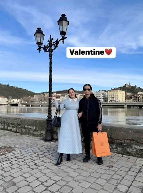 Cặp đôi mua sắm hàng hiệu khi ở nước ngoài.