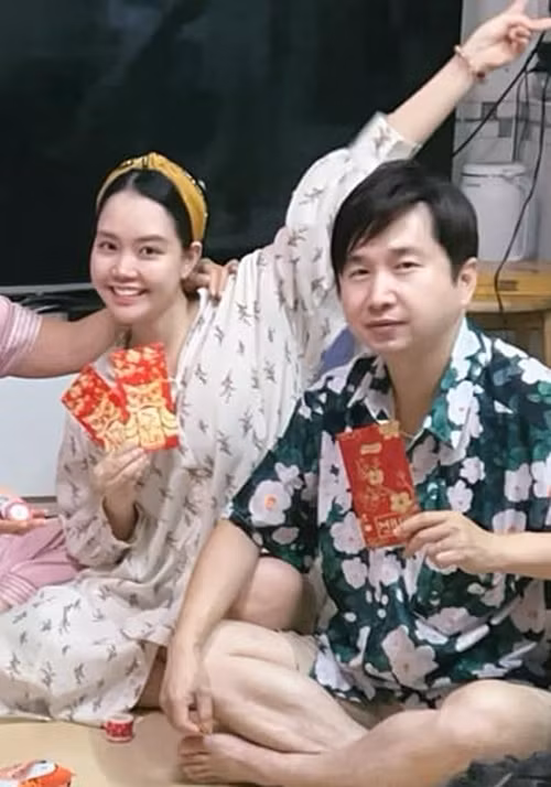 Bảo Anh giấu bụng bầu.