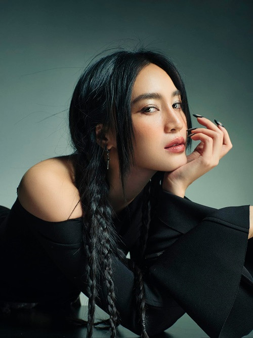 Nữ diễn viên tung bộ ảnh cá tính vào ngày 4/5. Ảnh: FBNV.