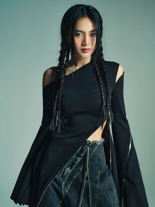 Trước ngày du học, Lan Ngọc vẫn bận rộn với công việc. Ảnh: FBNV.