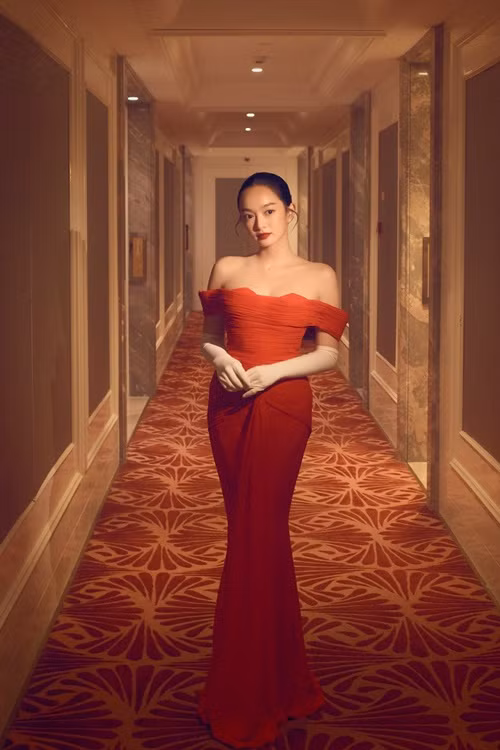 Năm 2021, khi Kaity Nguyễn đóng phim Gái già lắm chiêu V, Lê Thanh Sơn gửi lời chúc mừng đến nữ diễn viên. “Chúc mừng Kaity Nguyễn đã thật sự thoát khỏi cái bóng của Linh Đan trong Em chưa 18, già dặn hơn, tinh tế hơn trong diễn xuất”, Lê Thanh Sơn viết. Ảnh: FBNV.