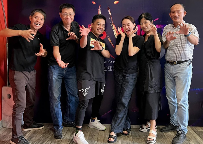 Chia sẻ trên Vietnamnet, đại diện truyền thông của Kaity Nguyễn cho biết, nữ diễn viên gặp trực tiếp đạo diễn Lê Thanh Sơn cùng đoàn phim Móng vuốt vào sáng ngày 13/5. "Hai bên trò chuyện rất vui vẻ. Cuộc gặp này chỉ để hai bên thấu hiểu mọi vấn đề với nhau, không có mục đích nào khác", người đại diện nói thêm. Ảnh: FBNV.