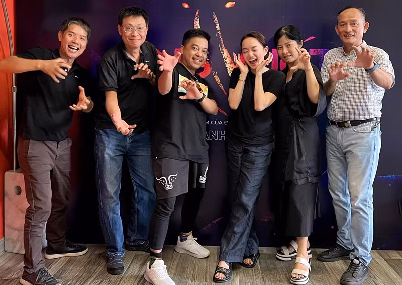 Chia sẻ trên Vietnamnet, đại diện truyền thông của Kaity Nguyễn cho biết, nữ diễn viên gặp trực tiếp đạo diễn Lê Thanh Sơn cùng đoàn phim Móng vuốt vào sáng ngày 13/5. "Hai bên trò chuyện rất vui vẻ. Cuộc gặp này chỉ để hai bên thấu hiểu mọi vấn đề với nhau, không có mục đích nào khác", người đại diện nói thêm. Ảnh: FBNV.