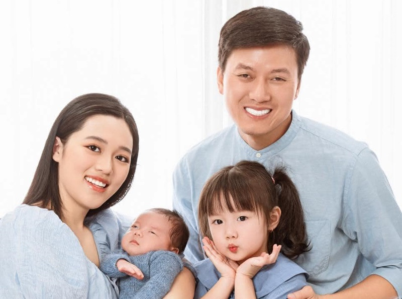 Quách Ngọc Tuyên chia sẻ, vợ có ghen nhưng rất tế nhị khi anh đóng cặp với các nữ diễn viên. “Tôi luôn rõ ràng, không che giấu điều gì. Mối quan hệ giữa tôi với ai vợ đều biết và hiểu. Tất cả tài khoản ngân hàng, mật khẩu, Zalo, Facebook cá nhân của tôi… vợ đều nắm hết”, nam diễn viên chia sẻ trên Người Đưa Tin. Ảnh: FBNV.