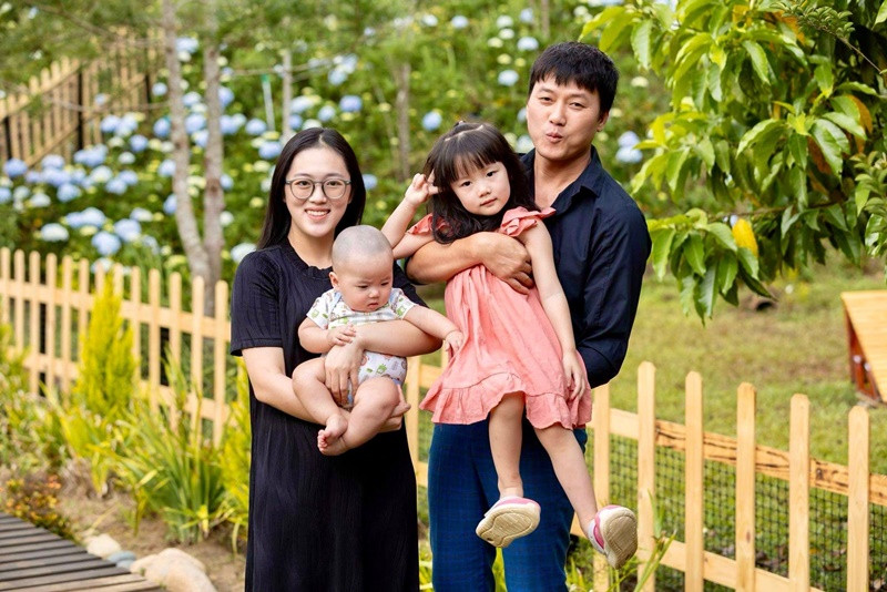 Quách Ngọc Tuyên đã lập gia đình. Vợ nam diễn viên tên Thảo Hân. Cô kém Quách Ngọc Tuyên 16 tuổi. Ảnh: FBNV.