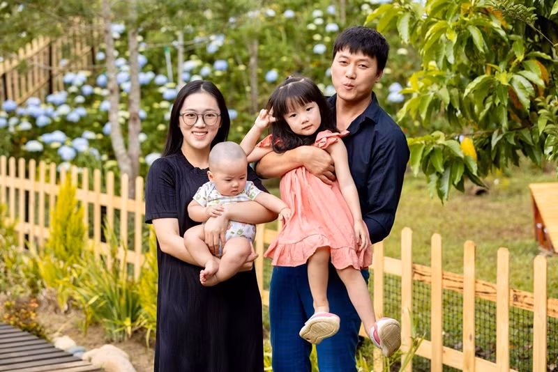 Quách Ngọc Tuyên đã lập gia đình. Vợ nam diễn viên tên Thảo Hân. Cô kém Quách Ngọc Tuyên 16 tuổi. Ảnh: FBNV.