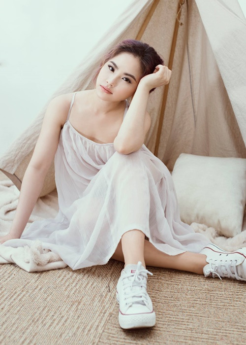 Về quá trình điều trị, phục hồi sau khi bị bỏng, Lương Bích Hữu chia sẻ trên Người Lao Động: “Mẹ thuê y tá về điều trị vết bỏng cho tôi. Khi tôi lên da non, mẹ dẫn đi bắn laser để không bị sẹo. Quá trình đó kéo dài suốt 6 tháng. Một năm sau đó, tôi giữ rất kỹ. Tôi không dám ăn bất cứ thứ gì ngoài cháo trắng vì sợ bị sẹo lồi. Thậm chí, sau khi bắn laser cả năm trời tôi vẫn không dám ra nắng vì sợ da bị tái lại vết thâm”. Ảnh: FBNV.