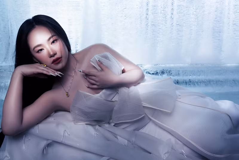 Lương Bích Hữu ở tuổi 40 sở hữu vẻ đẹp mặn mà, khác với vẻ nhí nhảnh thời con gái. Ảnh: FBNV.