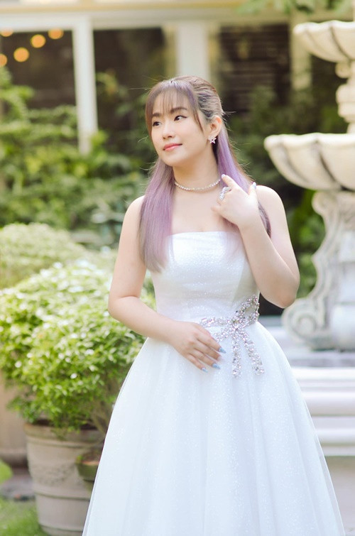 Bác sĩ chẩn đoán khối u của Lương Bích Hữu là u lành, có từ lâu trong cơ thể. Nữ ca sĩ không cần sử dụng thuốc. Cô sẽ đến bệnh viện kiểm tra nếu có triệu chứng đau đầu, chóng mặt. Ảnh: FBNV.