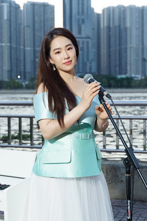 Sau 3 lần nhiễm COVID-19, Lương Bích Hữu thỉnh thoảng bị khó thở, hát hụt hơi, nốt cao không tốt như xưa. Một số khán giả không biết sự việc nên phàn nàn khả năng hát live của Lương Bích Hữu vào tháng 4/2022. Nữ ca sĩ mong được khán giả thông cảm. Ảnh: FBNV.